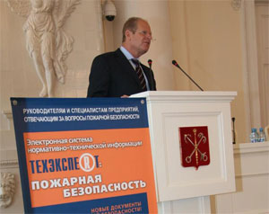 На фото: Выступает руководитель Ростехрегулирования Г.И. Элькин