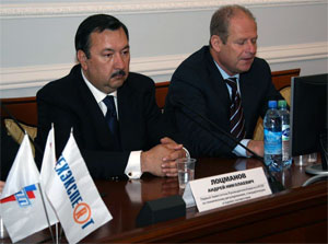 На фото: А.Н. Лоцманов и Г.И. Элькин на брифинге для СМИ в рамках конференции