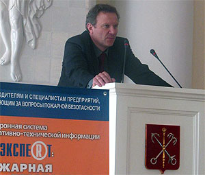 На фото: Президент Консорциума «Кодекс» С.Г. Тихомиров выступает на конференции